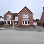 Spacious 4Bd House With Character In Coventry