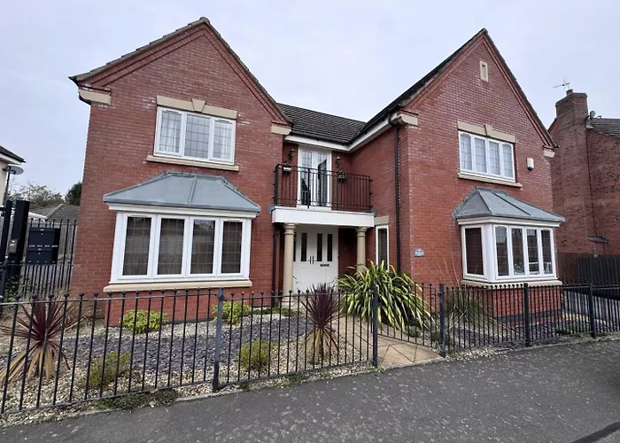 Spacious 4Bd House With Character In Coventry